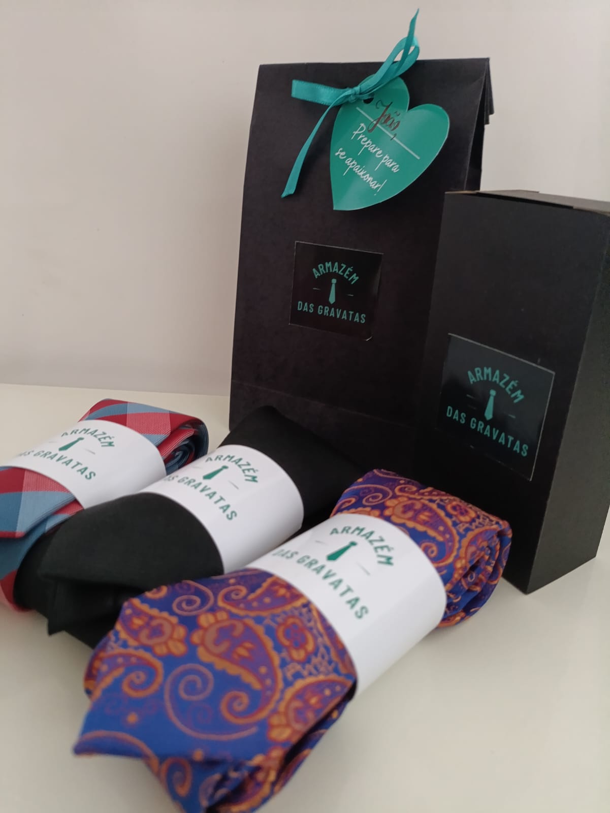 Gravatas premium com sacola e caixa personalizada